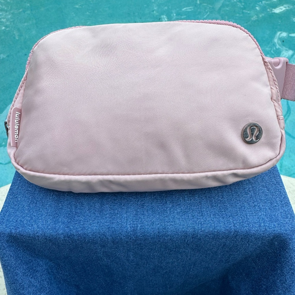 lululemon Everywhere Belt Bag 1L - Picture 2 of 16